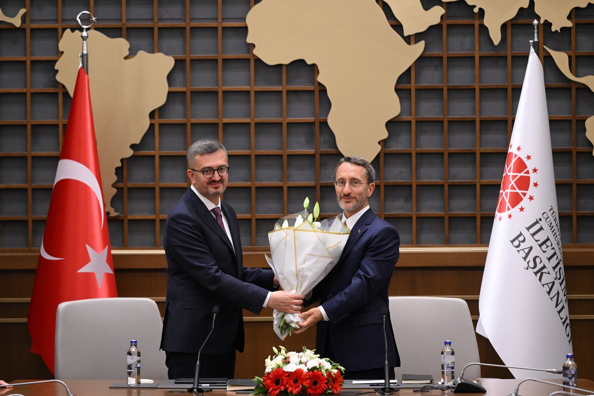 Konuşmaların ardından Duran ve Altun birbirlerine çiçek takdim etti.