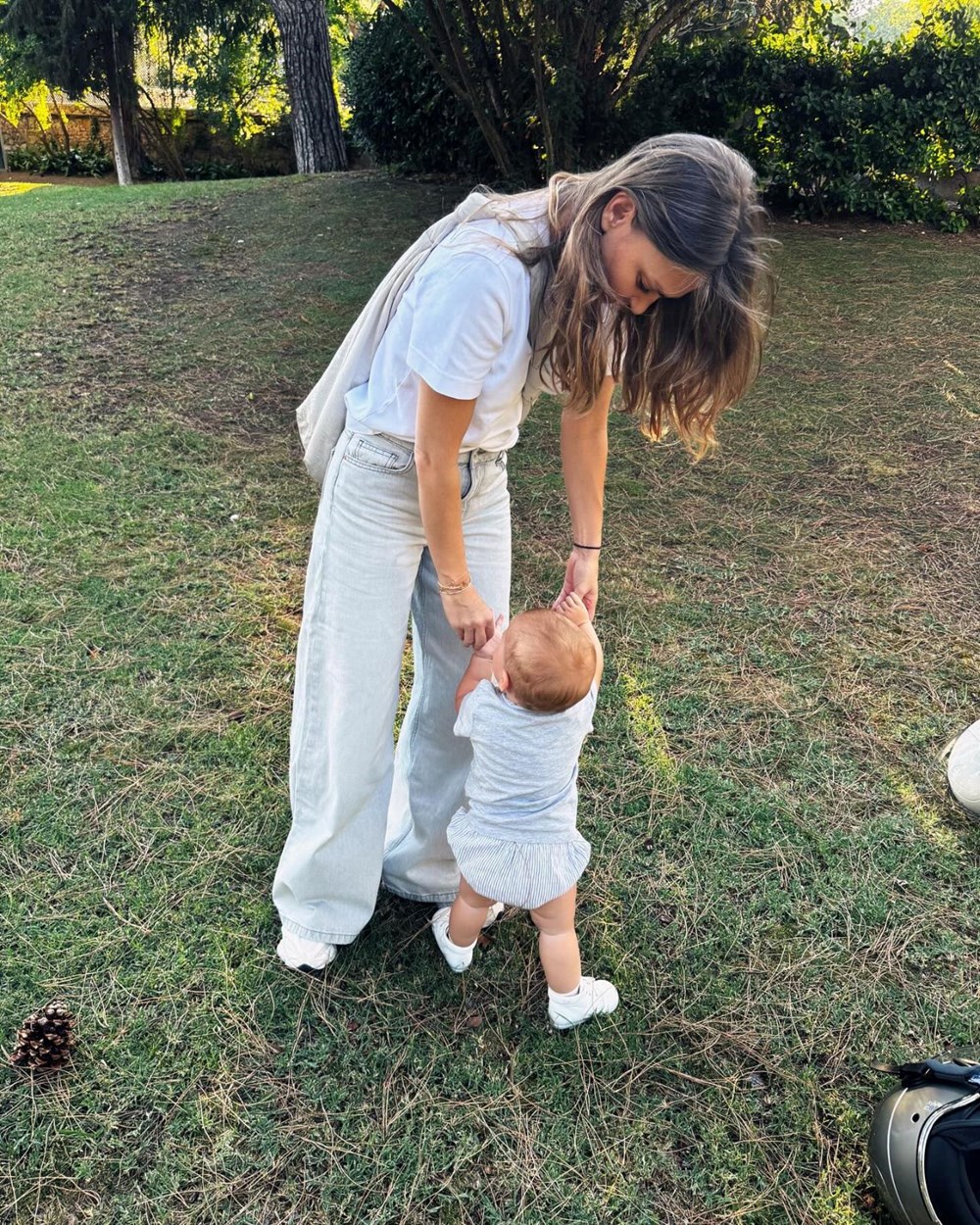 Aslı Enver'in kızının adımlarını paylaştı