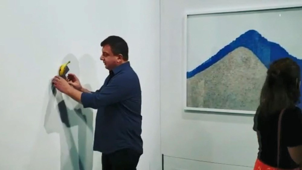 �Duvara bantlanmış muz� sanatına muzu yiyerek tepki gösterdi (Muza �Duvara bantlanmış muz� sanatına muzu yiyerek tepki gösterdi (Muza