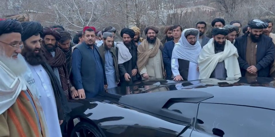 Taliban'dan süper spor otomobil - İçi başka dışı başka - 1
