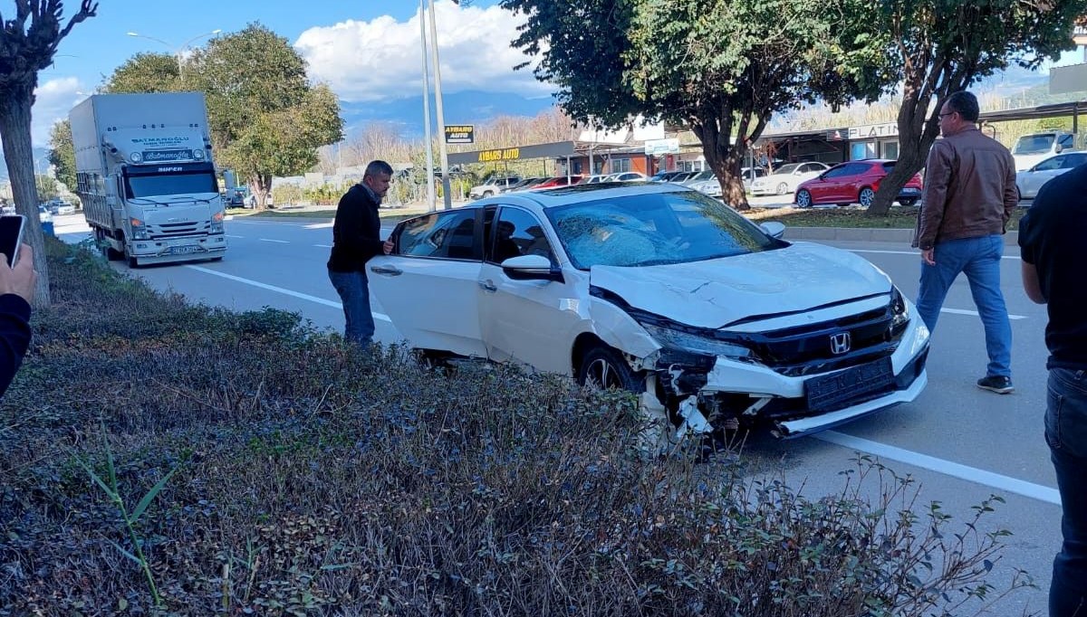 Ehliyetsiz sürücünün kullandığı otomobil, motosikletle çarptı: 1 ölü