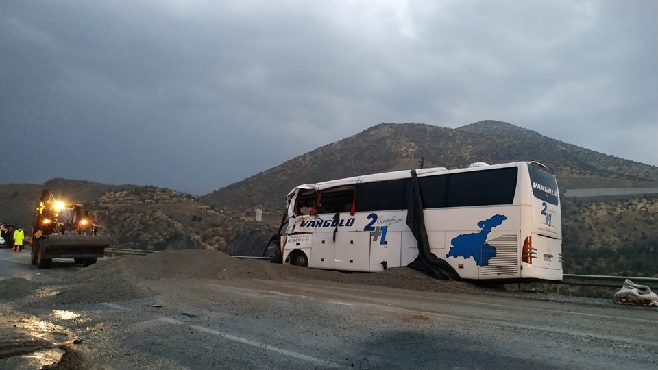 Bitlis'te TIR ve yolcu otobüsü çarpıştı: 2 ölü, 12 yaralı - 1
