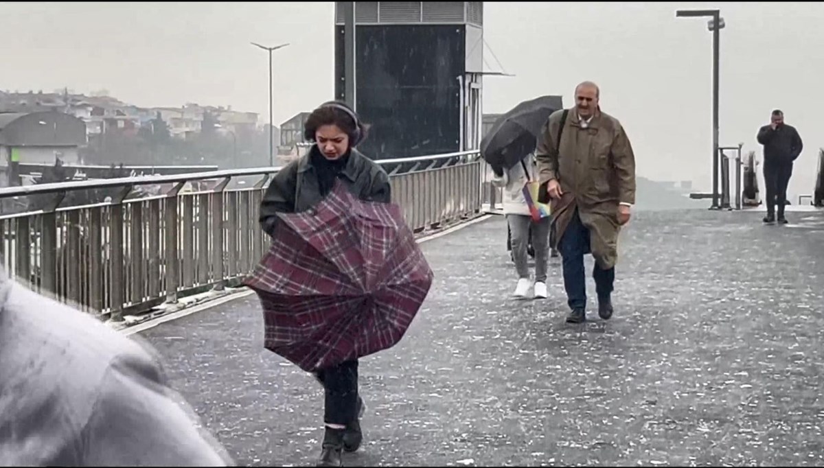 Beylikdüzü'nde kar Taksim'de karla karışık yağmur Beylikdüzü'nde kar Taksim'de karla karışık yağmur