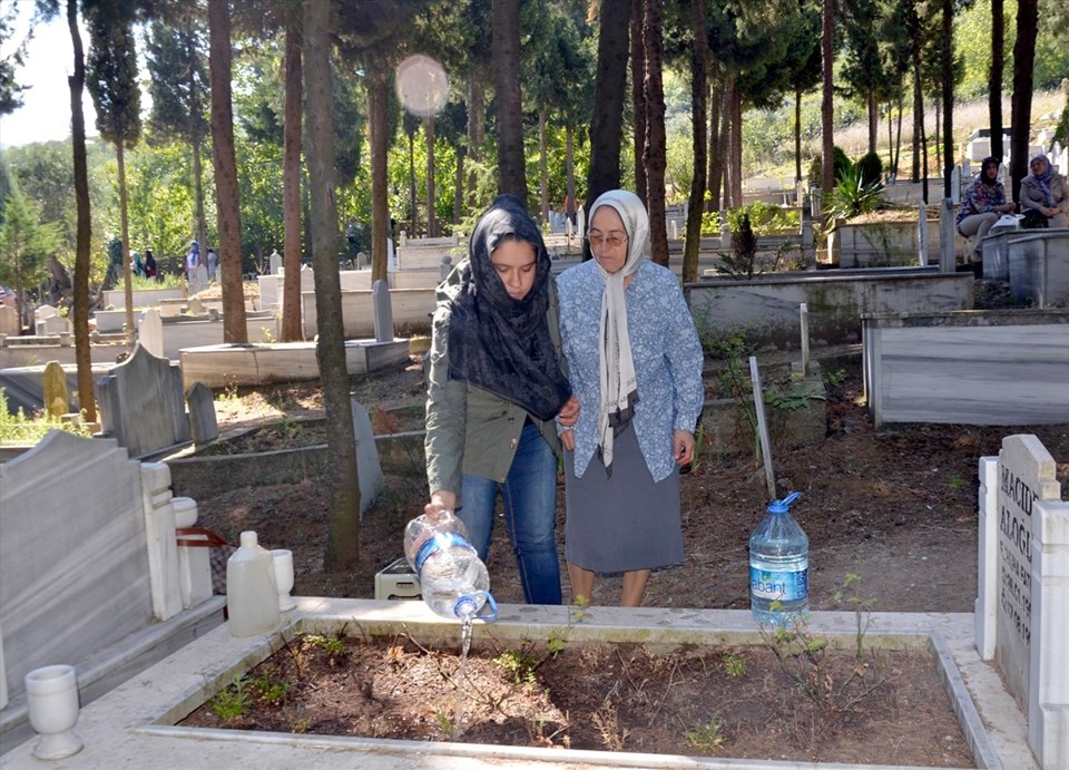 Marmara Depremi'nin 17. yılında yakınlarını kaybedenler mezarlıklara akın etti - 2