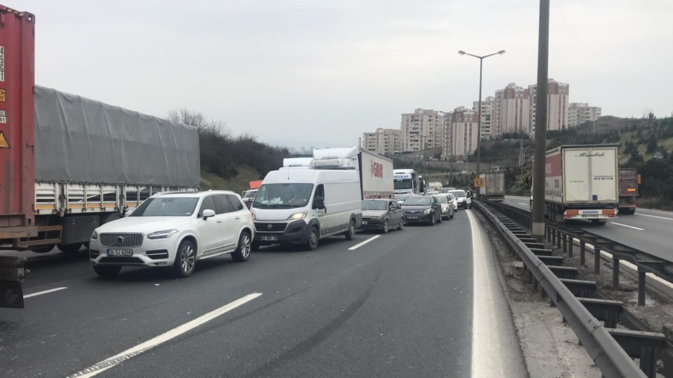TEM'de İstanbul yönünü ulaşıma kapatan kaza - 1