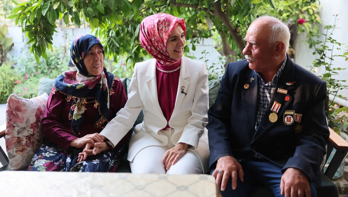 Bakan Göktaş'tan 48 yıllık evli çifte ziyaret