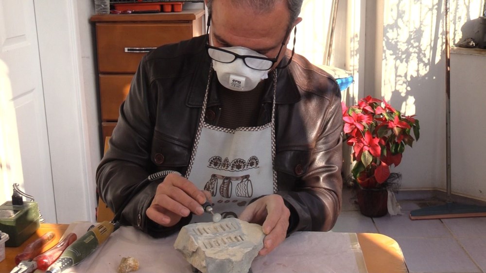 34 yıl önce meyve bıçağıyla hobi olarak başladı: Doğadan taş ve odun parçalarını toplayarak dönüştürüyor - 1