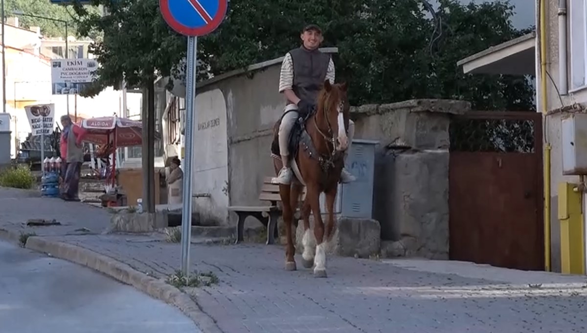 Şehrin ortasında atla gezintiye çıktı, vatandaşların ilgi odağı oldu