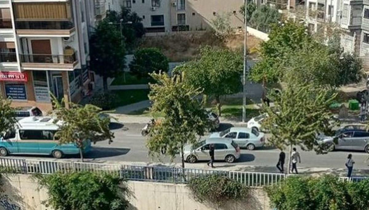 İzmir'de minibüsün açık kalan kapısından düşen kadın öldü İzmir'de minibüsün açık kalan kapısından düşen kadın öldü
