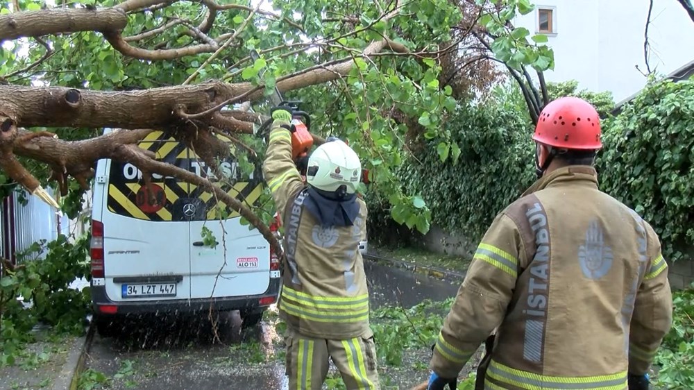 Yurdu fırtına vurdu: Antalya’da rüzgarın hızı 118 kilometreye ulaştı, İstanbul ve Ankara’da ağaçlar devrildi - 11