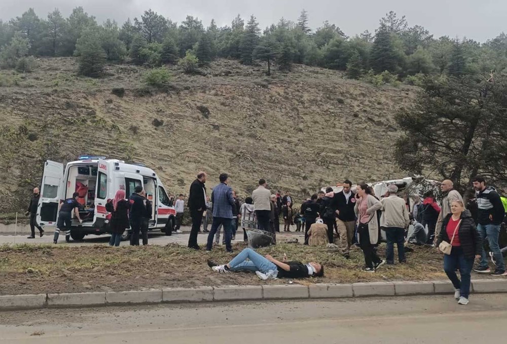 Isparta'da yolcu minibüsü devrildi: Çok sayıda yaralı var - 3
