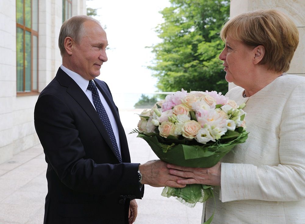 Putin, Merkel'i aşağıladı mı? (Çiçek tepkisi) NTV