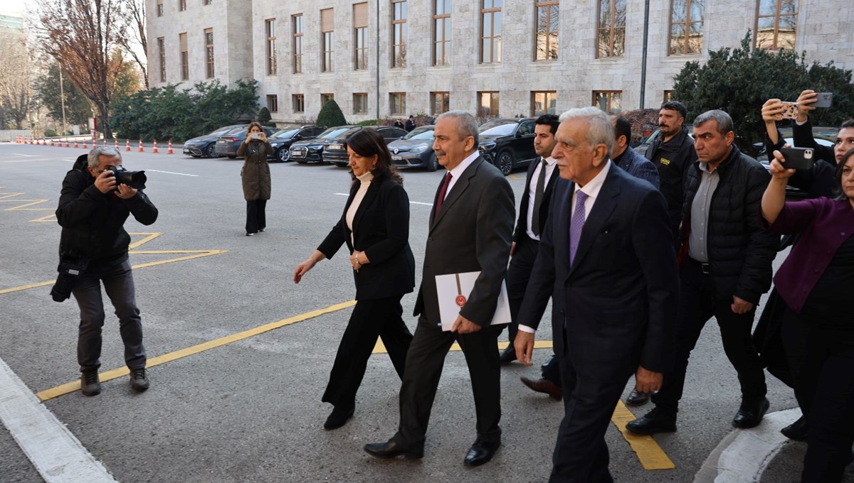 DEM Parti İmralı heyetinden Meclis’te temas: Kurtulmuş'la görüşme tamamlandı, ikinci görüşme Bahçeli ile DEM Parti İmralı heyetinden Meclis’te temas: Kurtulmuş'la görüşme tamamlandı, ikinci görüşme Bahçeli ile