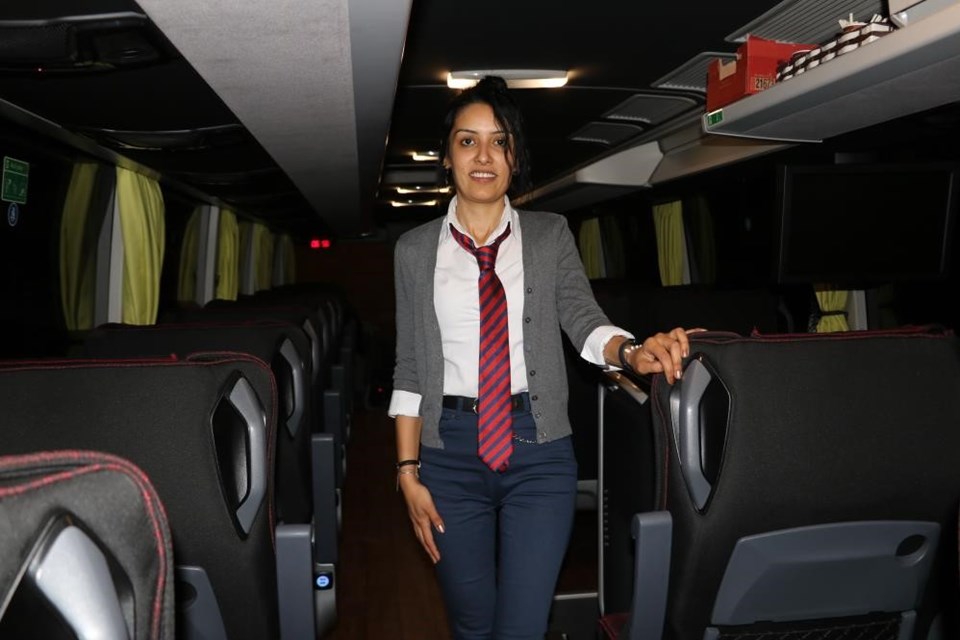Hosteslik yaptığı şehirlerarası otobüsün kaptanı oldu - 1
