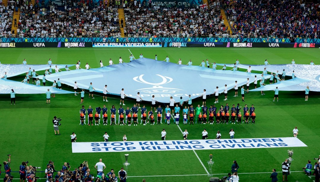 UEFA'dan tartışmalı pankarta açıklama: "Siyasi değil insanlık mesajı"
