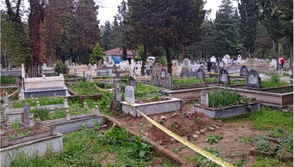 Mezarlık ziyaretinde iki aile birbirine girdi: 4 yaralı