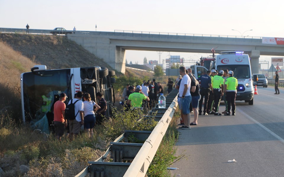 Yolcu otobüsü şarampole devrildi: 1 ölü, 38 yaralı - 2