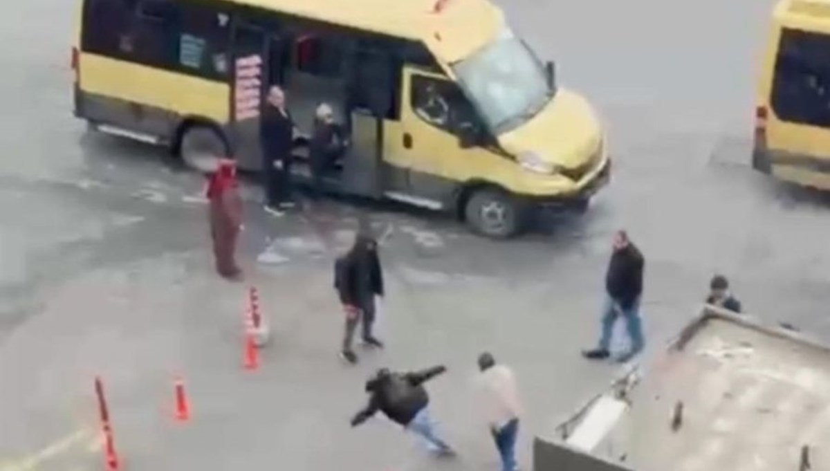 Minibüs şoföründen yolcuya ücret dayağı Minibüs şoföründen yolcuya ücret dayağı