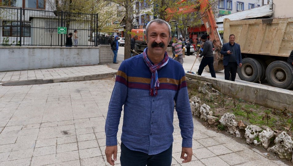 TKP'li Maçoğlu, Tunceli Belediyesi önündeki duvarları yıktırdı
