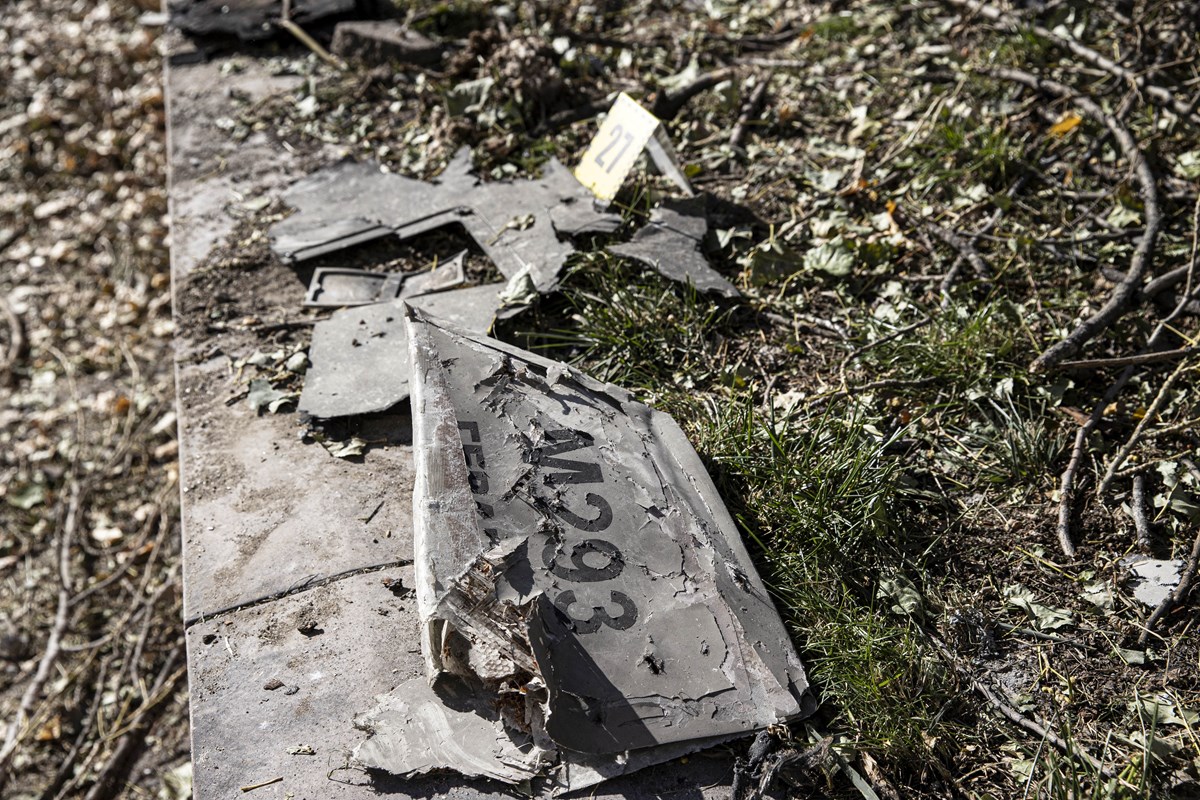Parçalanan Rus güçlerine ait kamikaze insansız hava aracından (İHA) bir görünüm.