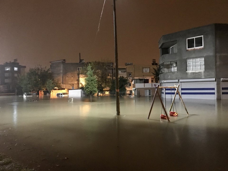 SON DAKİKA HABERİ: Adana'da sulama kanalı taştı, caddeler göle döndü - 1
