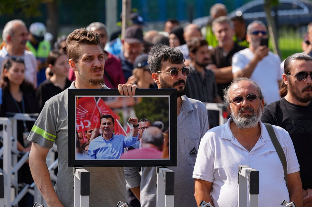 Ferdi Zeyrek son yolculuğuna uğurlanıyor | Özgür Özel gözyaşlarını tutamadı: