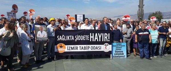 Doktorlar, meslektaşlarının öldürülmesini protesto etti 