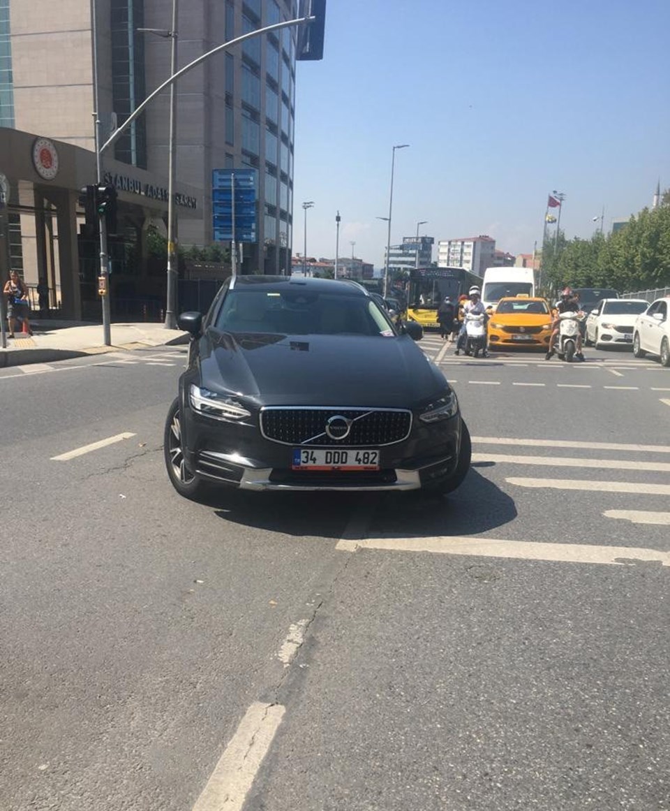 Mustafa Muhammed'in lüks aracı İstanbul'da kazaya karıştı: Arkadaşı yayaya çarptı - 1