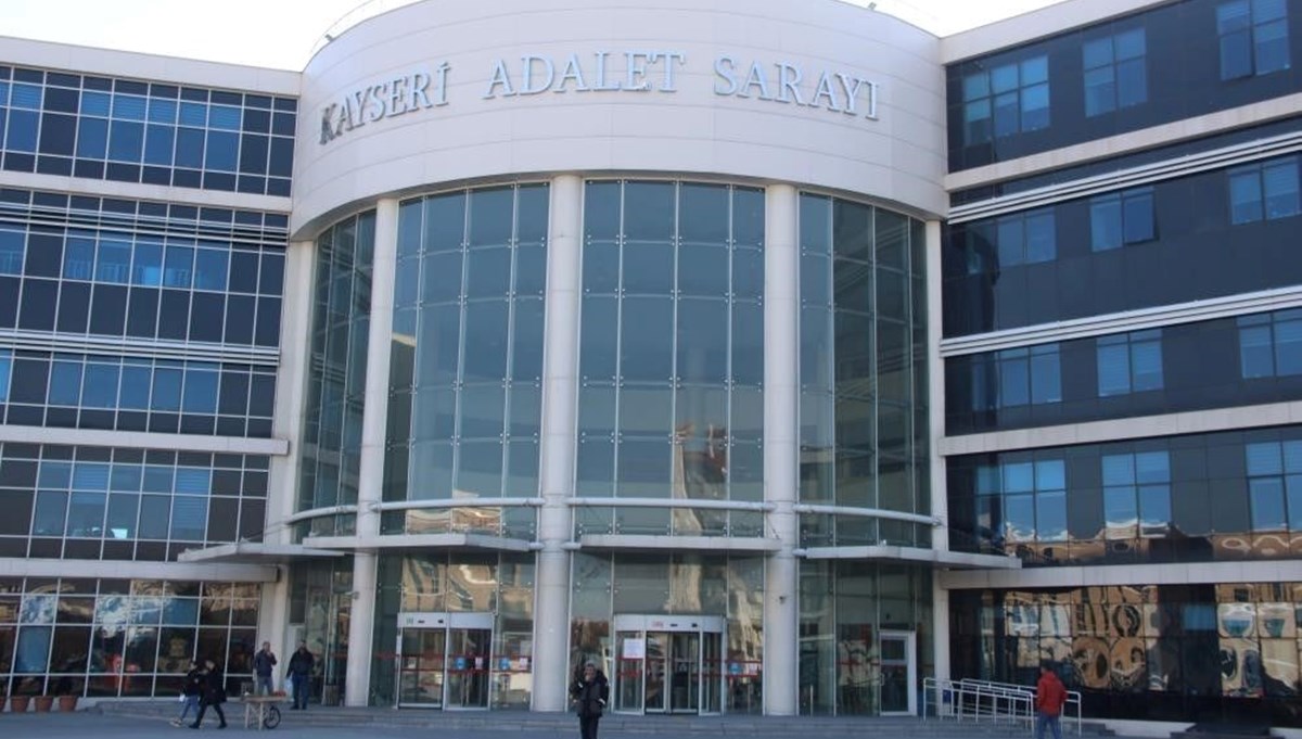 Kayseri'de ortaokula kadar eniştesi olarak bildiği öz babasını bıçakla öldüren kadın, “Öz babam 2 kez şeker komasına girdi, hayatını ben kurtardım” sözleriyle mahkemede kendini savundu. Kayseri'de ortaokula kadar eniştesi olarak bildiği öz babasını bıçakla öldüren kadın, “Öz babam 2 kez şeker komasına girdi, hayatını ben kurtardım” sözleriyle mahkemede kendini savundu.