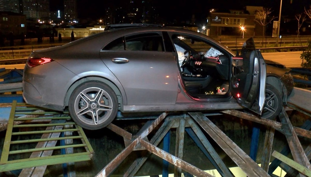 Üsküdar'da alkollü sürücünün kullandığı otomobil köprü arasında askıda kaldı Üsküdar'da alkollü sürücünün kullandığı otomobil köprü arasında askıda kaldı