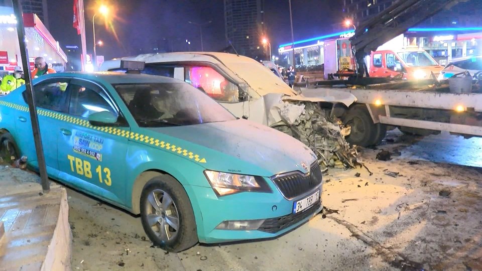 Kartal'da hafif ticari araç önce bariyere sonra taksiye çarptı: 1'i ağır 4 yaralı - 1