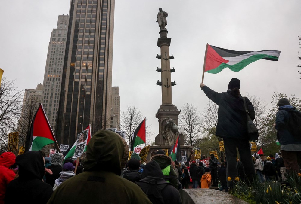 ABD'de binler, Filistinli aktivist Halil için sokakta: "Ellerinizi öğrencilerden çekin" 74 9YG9yCpp kmhYfmAAmZd9g