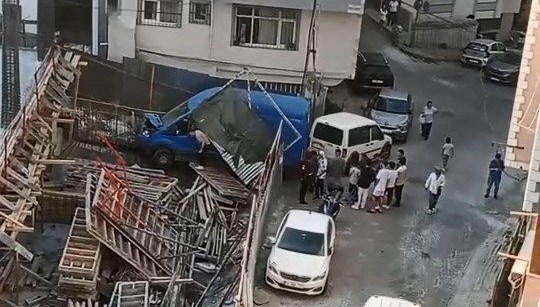 Fren yerine gaza bastı: Ortalık savaş alanına döndü, çocuklar ölümden kurtuldu