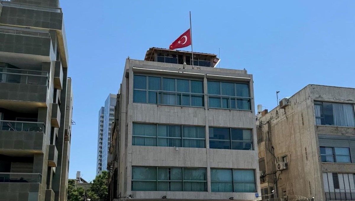 Türkiye'nin Tel Aviv Büyükelçiliği'nde Haniye için bayrak yarıya indirildi