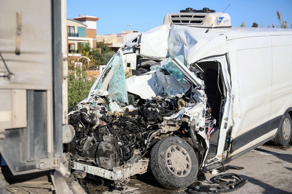 Antalya’da park halindeki TIR’a çarpan minibüsün sürücüsü
öldü - 2