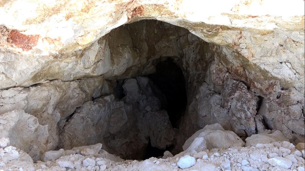 Van'da yol çalışmasında Urartular dönemine ait 2 kaya mezarı bulundu - 3