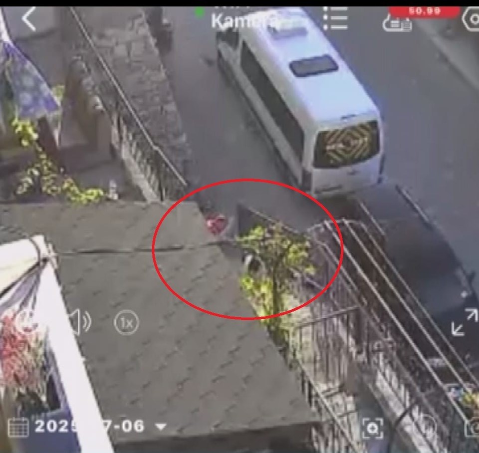 Vicdansız! Havlamasından rahatsız oldu, köpeği taş ve sopayla dövdü - 1