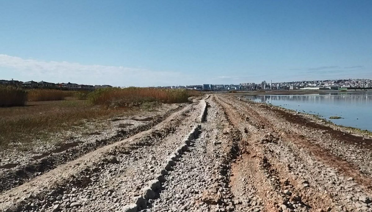 Büyükçekmece Gölü'nde sular çekildi: Bin 500 yıllık baraj hattı ortaya çıktı