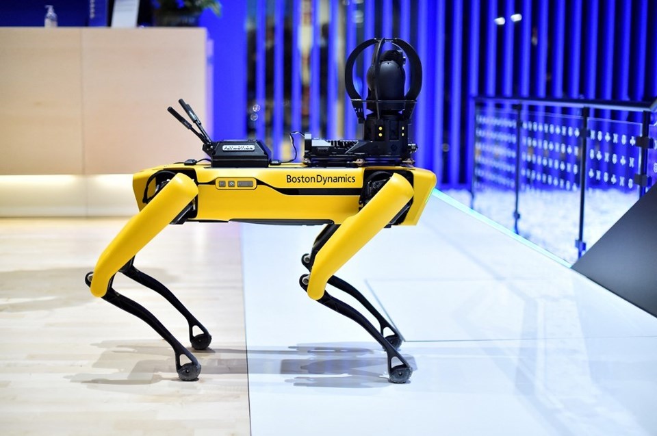 Boston Dynamics'in Spot adındaki robot köpeği birçok farklı görevde kullanılıyor.