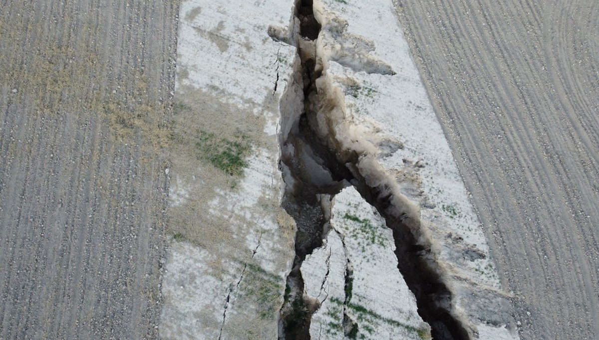 Aksaray'da korkutan görüntü: Yer altı suyu çekildi, yüzey yarıkları oluştu