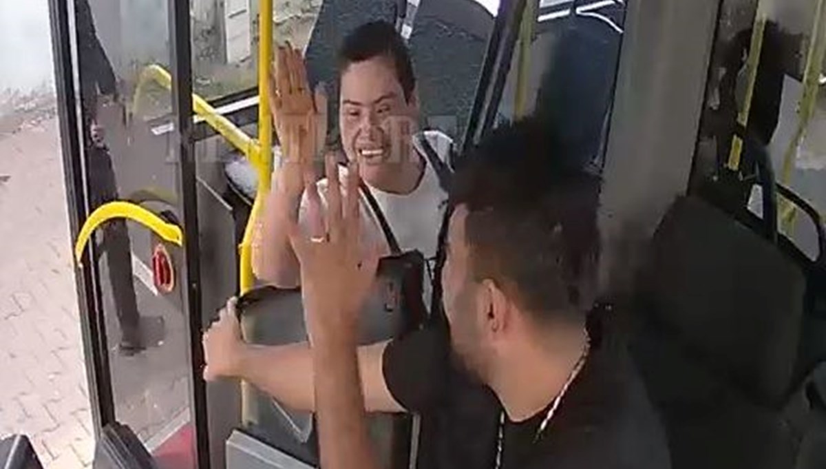 Otobüs şoförü, yanlış araca binen anne ile Down sendromlu kızını evine bıraktı Otobüs şoförü, yanlış araca binen anne ile Down sendromlu kızını evine bıraktı