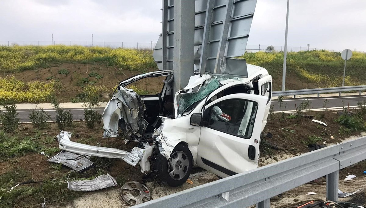 Çanakkale'de feci kaza: Anne ile oğlu öldü, baba ağır yaralı Çanakkale'de feci kaza: Anne ile oğlu öldü, baba ağır yaralı