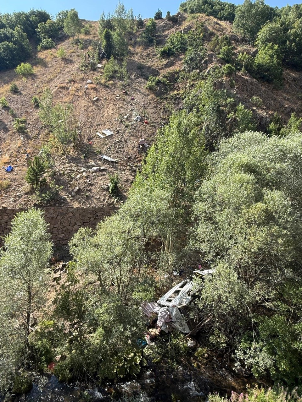 İşçi minibüsü uçuruma yuvarlandı: 4 ölü, 4'ü ağır 18 yaralı - 1