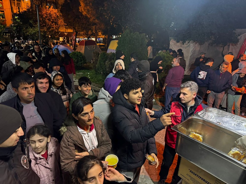 İstanbul'da kimi vatandaşlar geceyi dışarıda geçirdi 88 9a5RGbmReUKcuSdmP5OI6A