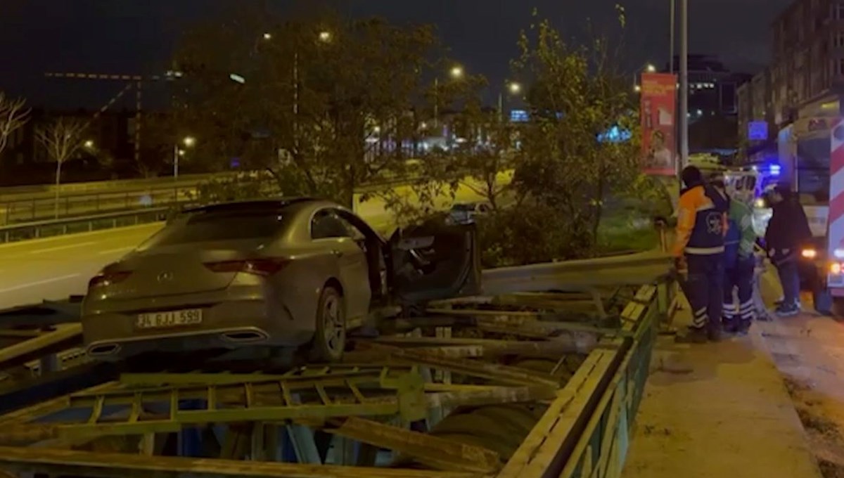 Kavşağa dönmek isterken köprüde asılı kaldı Kavşağa dönmek isterken köprüde asılı kaldı