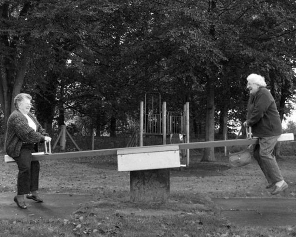 Старики на качелях