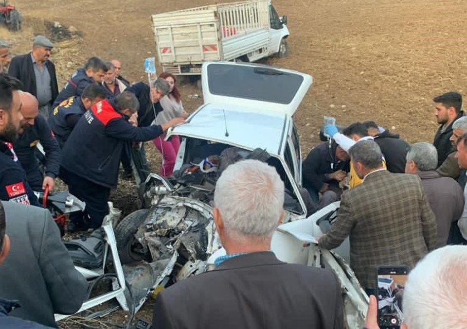 Adıyaman'da kamyonetle otomobil kafa kafaya çarpıştı: 1 ölü, 3 yaralı - 1