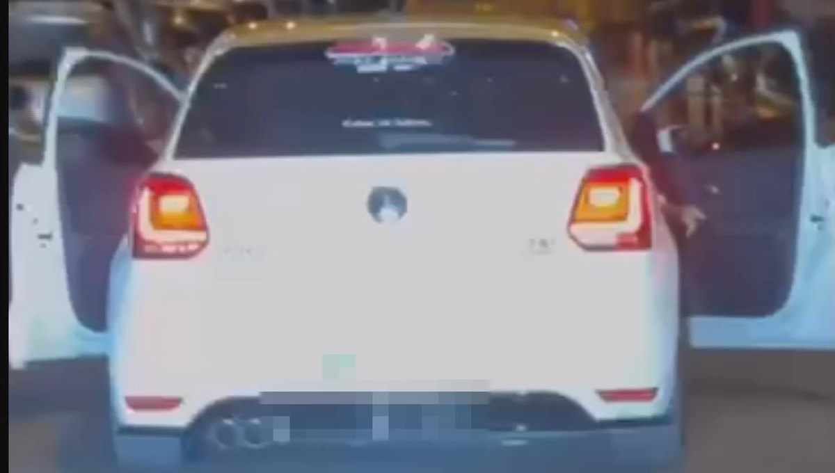 Trafikte kapıları açık ilerleyen sürücüye para cezası Trafikte kapıları açık ilerleyen sürücüye para cezası