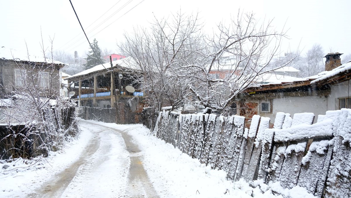 Trakya'da kar yağışı: Ulaşım güçlükle sağlanıyor