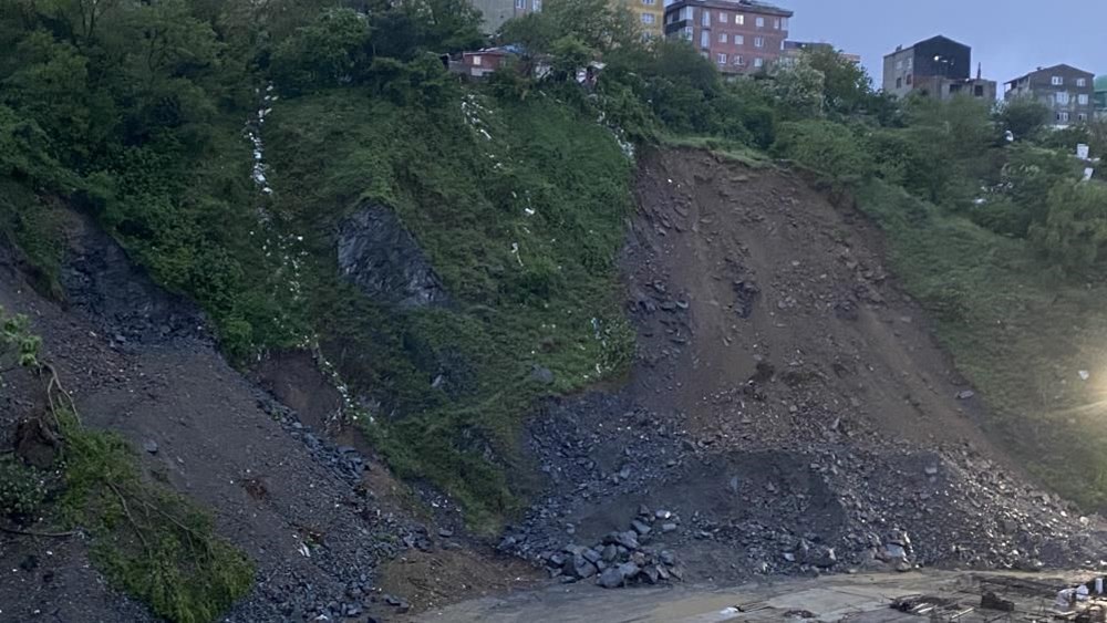 İstanbul Gaziosmanpaşa'da toprak kayması: 30 ev tahliye edildi 3 İstanbul Gaziosmanpaşa'da toprak kayması: 30 ev tahliye edildi - 4